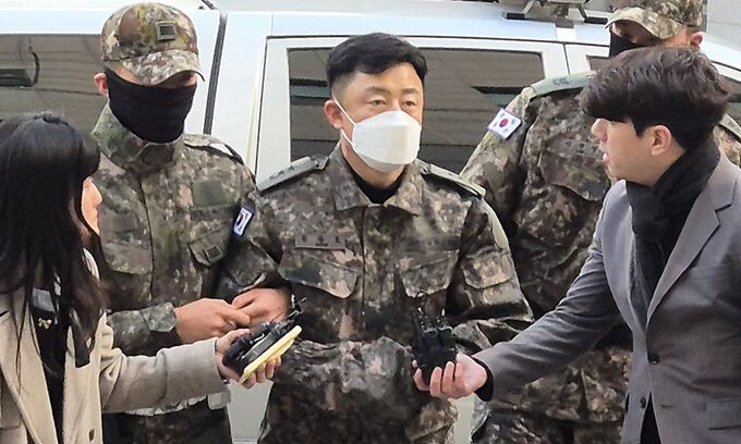 12·3 비상계엄 사태 당시 중앙선거관리위원회에 병력을 투입하고 사전모의에 가담한 혐의를 받는 문상호 정보사령관이 지난 20일 서울 중앙지역군사법원에서 영장실질심사에 출석하기 위해 법정으로 향하고 있다. 연합뉴스