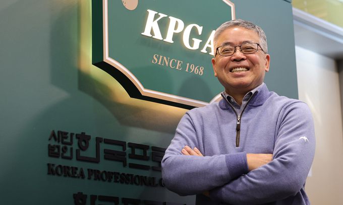 김원섭 KPGA 회장이 9일 경기 성남시 분당구 KPGA 타워에서 인터뷰를 마친 뒤 기념촬영을 하고 있다. 김 회장은 “과거 한국 선수들이 일본 무대에 도전했지만, 이제 반대로 KPGA 무대를 위해 일본 선수들이 뛰어들기 시작했다”며 “그동안 소원했던 일본과 교류를 확대해 나가겠다”고 말했다. 성남=이재문 기자