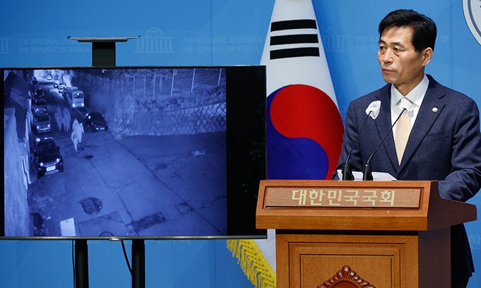 김민기 국회 사무총장이 24일 서울 여의도 국회 소통관에서 지난 12월 4일 비상계엄 당시 국회에서 계엄해제 요구결의안이 의결됐음에도 무장 군인들이 국회의장 공관으로 출동한 뒤 국무회의에서 계엄 해제가 의결된 이후 철수했다며 국방부의 해명을 촉구, 공관 CCTV 영상을 공개하고 있다. 뉴스1