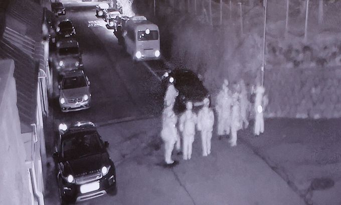 김민기 국회 사무총장이 24일 서울 여의도 국회 소통관에서 지난 12월 4일 비상계엄 당시 국회에서 계엄해제 요구결의안이 의결됐음에도 무장 군인들이 국회의장 공관으로 출동한 뒤 국무회의에서 계엄 해제가 의결된 이후 철수했다며 국방부의 해명을 촉구, 공관 CCTV 영상을 공개하고 있다. 뉴스1