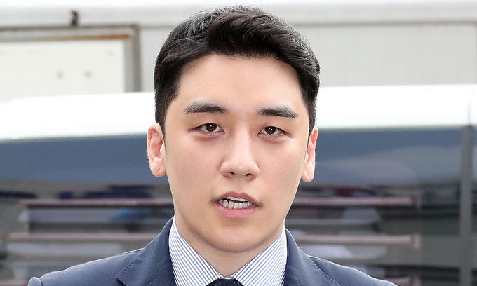 성매매 알선과 해외 원정도박 등 혐의를 받은 빅뱅 전 멤버 승리(본명 이승현)가 지난 2019년 8월 28일 중랑구 서울지방경찰청 지능범죄수사대에서 피의자 신분으로 조사받기 위해 출석하며 취재진의 질문에 답변하고 있다. 뉴시스