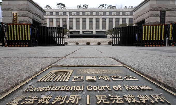 尹 ‘무대응’에도… 헌재는 “예정대로” 윤석열 대통령 탄핵심판 사건의 두 번째 재판관 회의를 하루 앞둔 25일 서울 종로구 헌법재판소 풍경. 헌재는 전날까지 비상계엄 관련 국무회의 회의록과 포고령을 제출하라고 명령했으나, 윤 대통령 측은 아무런 자료도 제출하지 않은 것으로 전해졌다. 뉴시스