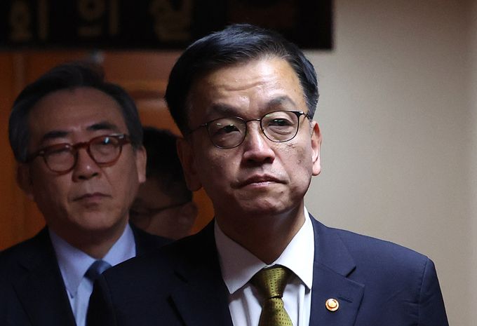 최상목 경제부총리 겸 기획재정부 장관이 27일 서울 종로구 정부서울청사에서 임시 국무위원 간담회를 주재하기 위해 회의실로 입장하고 있다. 뉴시스