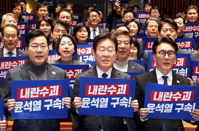 이재명 더불어민주당 대표, 박찬대 원내대표, 김민석 최고위원을 비롯한 의원들이 27일 오후 서울 여의도 국회에서 열린 의원총회에서 '내란수괴 윤석열 구속' 구호를 외치고 있다. 뉴시스