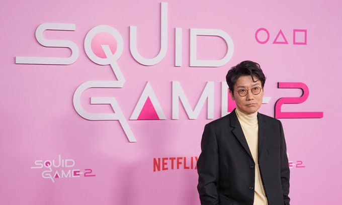 황동혁 감독이 지난 12일(현지시각) 미 캘리포니아주 로스앤젤레스의 시티 칼리지에서 열린 '오징어 게임' 시즌 2 시사회장에 도착해 사진 촬영에 응하고 있다. AP뉴시스