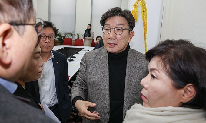 긴급현안회의 연 권성동 국민의힘 권성동 당대표 권한대행 겸 원내대표(오른쪽 두 번째)가 29일 서울 여의도 국회에서 전남 무안공항 항공기 사고와 관련해 열린 긴급 현안회의를 마친 뒤 동료 의원들과 대화하고 있다. 최상수 기자