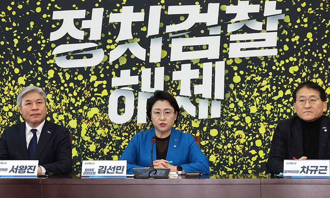 조국혁신당 김선민 당 대표 권한대행(가운데)이 29일 국회에서 열린 기자간담회에서 전남 무안공항 항공기 활주로 이탈 사고에 대해 "가용한 자원 모두 동원해 구조에 최선 다해주길 바란다"는 당부와 현 시국과 관련해 발언하고 있다. 연합뉴스