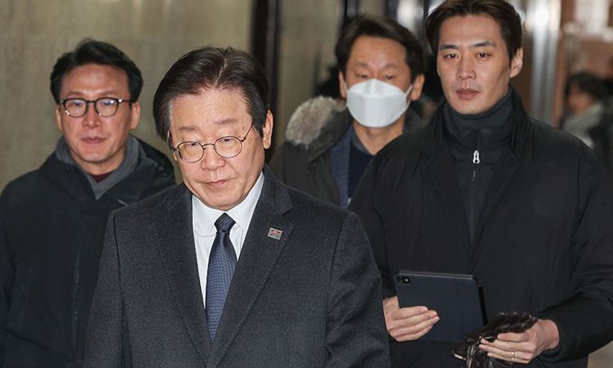 비공개 최고위 소집한 이재명 더불어민주당 이재명 대표(왼쪽 두 번째)가 29일 서울 여의도 국회에서 전남 무안공항 항공기 사고와 관련해 긴급 비공개 최고위원회의를 소집해 참석하고 있다. 최상수 기자