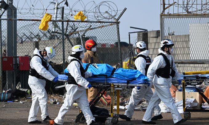 29일 오전 전남 무안국제공항에서 착륙 중이던 방콕발 무안행 제주항공 여객기가 활주로를 이탈해 구조물 등을 충돌했다. 사고 충격으로 파손된 기체 인근에서 소방 당국이 사고 수습을 하고 있다. 뉴시스
