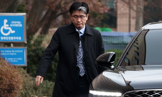 출근하는 공수처장 오동운 고위공직자범죄수사처장이 30일 경기도 과천시 정부과천청사 공수처로 출근하고 있다. 공수처는 내란과 직권남용 혐의를 받는 윤석열 대통령이 3차 출석 요구에도 불응함에 따라 이날 윤 대통령에 대한 체포영장을 청구했다. 과천=뉴스1