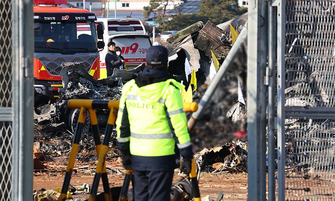 29일 전남 무안군 무안국제공항에서 착륙 도중 충돌 후 폭발한 항공기 사고 현장. 연합뉴스