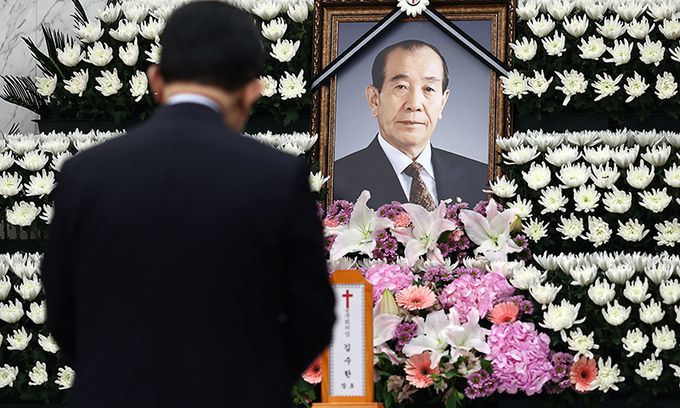 30일 서울 서대문구 세브란스병원 장례식장에 마련된 고(故) 김수한 전 국회의장의 빈소에 고인의 영장이 놓여있다. 김 전 의장은 7대 국회를 시작으로 6선 의원을 지냈고, 15대 국회 전반기인 1996 ~ 1998년 국회의장을 역임했다. 연합뉴스