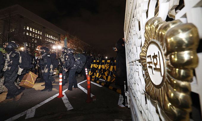지난 4일 서울 여의도 국회에서 계엄군이 외부로 이동하고 있다. 뉴시스
