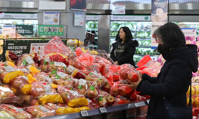 31일 서울 시내 한 대형마트에 시민들이 장을 보고 있다. 뉴시스