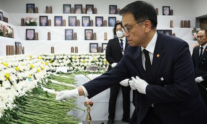 최상목 대통령 권한대행이 2일 전남 무안국제공항에 마련된 제주항공 여객기 참사 희생자 합동분향소를 찾아 헌화하고 있다. 뉴시스