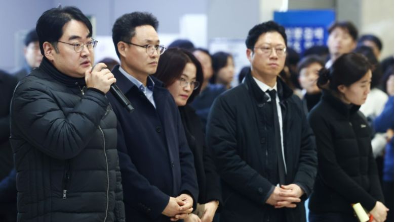 광주지방변호사제주항공참사법률지원단 소속 변호사들이 30일 오후 전남 무안국제공항에서 제주항공 참사와 관련해 입장을 밝히고 있다. 뉴스1