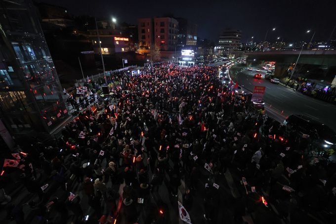 윤석열 대통령에 대한 체포영장 발부 사흘째인 2일 서울 용산구 한남동 대통령 관저 인근에서 탄핵 반대 집회가 열리고 있다.    연합뉴스