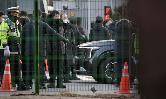 고위공직자범죄수사처(공수처)가 3일 윤석열 대통령 체포영장 집행을 시도한 가운데 서울 용산구 관저 앞에 경호처 직원들이 경계 근무를 서고 있다. 뉴시스