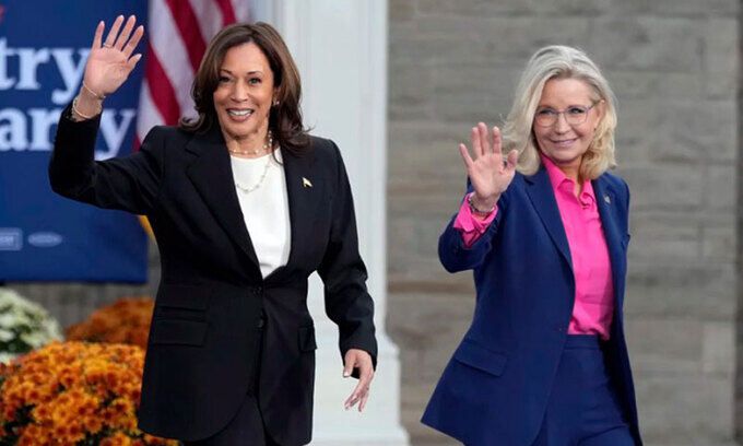 지난 미국 대선 당시 민주당 후보였던 카멀라 해리스 부통령(왼쪽)이 리즈 체니 전 공화당 하원의원과 함께 선거 유세를 하고 있다. AP연합뉴스