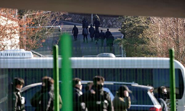 고위공직자범죄수사처(공수처)가 윤석열 대통령 체포영장 집행을 시도한 3일 서울 용산구 관저에서 관계자들이 이동하고 있다. 뉴시스