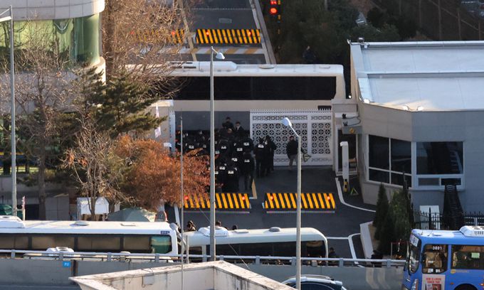 고위공직자범죄수사처(공수처)가 윤석열 대통령 체포영장 집행을 시도한 3일 서울 용산구 관저 앞에서 경찰과 공수처 수사관 등이 정문 진입을 위해 대기하고 있다. 뉴시스