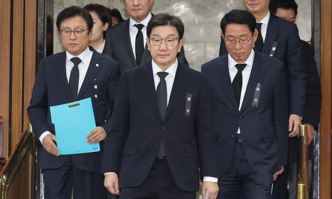 권성동 국민의힘 원내대표가 3일 서울 여의도 국회에서 열린 원내대책회의에 참석하고 있다. 왼쪽부터 박형수 원내수석부대표, 권 원내대표, 김상훈 정책위의장. 뉴시스