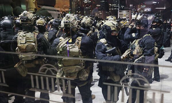지난 2024년 12월 4일 자정께 서울 영등포구 여의도 국회 본관으로 계엄군이 진입 준비를 하고 있다. 연합뉴스