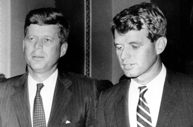 미국 대통령을 역임한 존 F 케네디(왼쪽)와 그의 동생이자 법무부 장관, 연방 상원의원 등을 지낸 로버트 케네디. 형제가 모두 40대 젊은 나이에 암살로 생을 마감했다. SNS 캡처