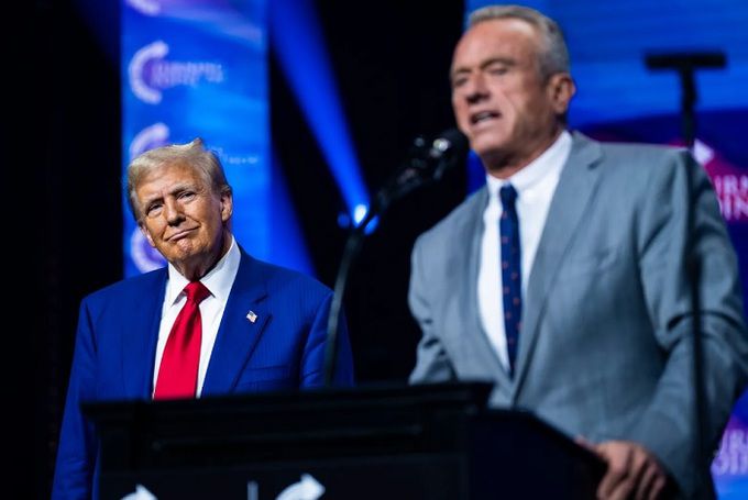 지난 미국 대선 당시 도널드 트럼프(왼쪽) 지지를 선언한 로버트 케네디 주니어가 선거 유세장에서 트럼프가 지켜보는 가운데 지원 연설을 하고 있다. 케네디 주니어는 로버트 케네디 전 법무부 장관의 아들이자 존 F 케네디 전 대통령의 조카다. 게티이미지 제공