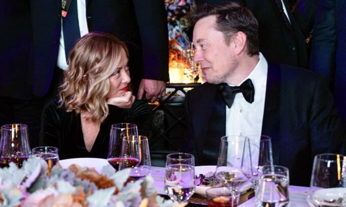 조르자 멜로니 이탈리아 총리(왼쪽)와 일론 머스크 테슬라 CEO. 사진은 지난 9월23일 미국 뉴욕에서 열린 ‘2024 세계 시민 상’ 시상식 기념 만찬 행사 당시 나란히 앉아 다정하게 대화를 나누는 모습. EPA연합뉴스