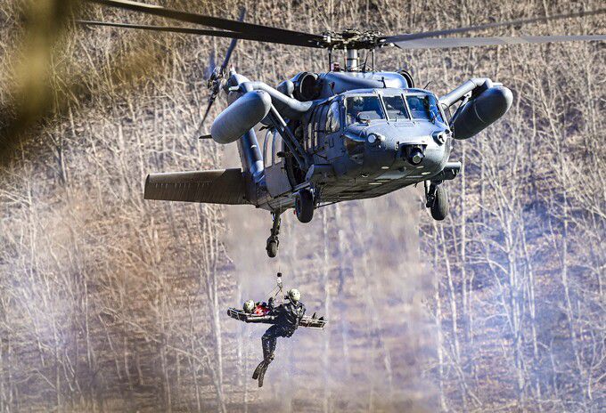 공군 HH-60  탐색구조헬기가 조종사 구조훈련을 하고 있다. 세계일보 자료사진