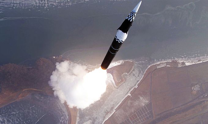 北 공개한 발사 사진 조선중앙통신은 북한 미사일총국이 지난 6일 신형 극초음속 중장거리 탄도미사일 시험발사를 진행했다고 7일 보도하면서 관련 사진을 공개했다. 조선중앙통신·연합뉴스