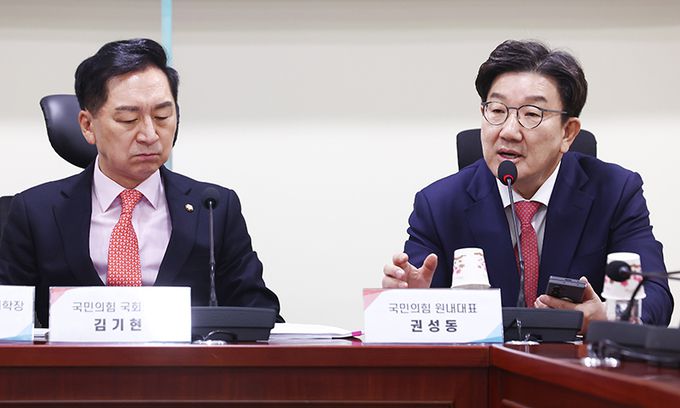 국민의힘 권성동 원내대표(오른쪽)가 9일 국회 의원회관에서 열린 ‘대통령 탄핵절차, 무엇이 문제인가’ 세미나에서 발언하고 있다. 왼쪽은 같은 당 김기현 의원. 뉴스1