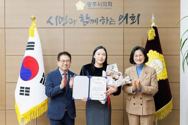 1월 칭찬공무원에 선정된 박근혜 경기 광주시 언론홍보팀장(가운데)이 증서를 받고 있다. 경기 광주시의회 제공