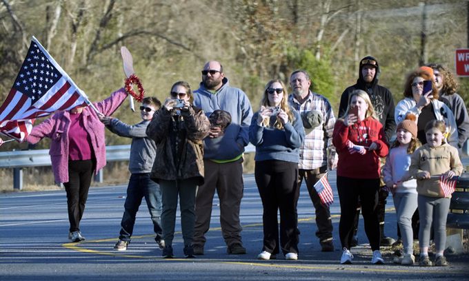 9일(현지시간) 미 조지아주 프레스턴 거리에서 주민들이 지미 카터 전 미국 대통령의 관을 실은 영구차가 플레인스의 마라나타 침례교회로 이동하는 모습을 지켜보고 있다. AP뉴시스