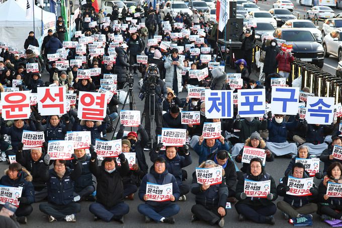 한국노동조합총연맹(한국노총) 조합원들이 10일 서울 용산구 한남동 대통령 관저 앞에서 열린 '윤석열 체포·구속 촉구 한국노총 결의대회'에서 구호를 외치고 있다. 연합뉴스