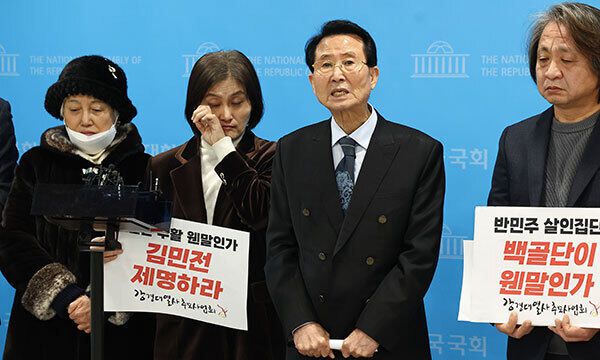 10일 오후 서울 여의도 국회 소통관에서 강경대열사추모사업회 등 백골단 피해자 유족들이 김민전 의원 사퇴와 사죄를 촉구하는 기자회견을 하고 있다. 연합뉴스