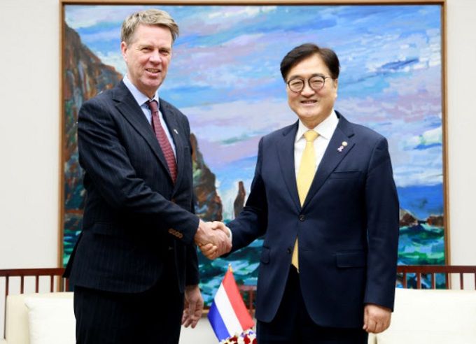 지난 6일 국회의사당을 방문한 마르틴 보스마 네덜란드 하원의장(왼쪽)이 우원식 국회의장과 악수하고 있다. 국회의장실 제공