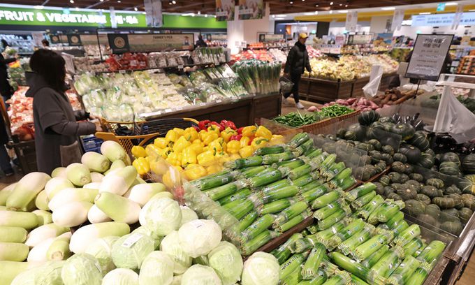 9일 서울 용산구 이마트 용산점에서 장을 보는 고객들. 뉴스1