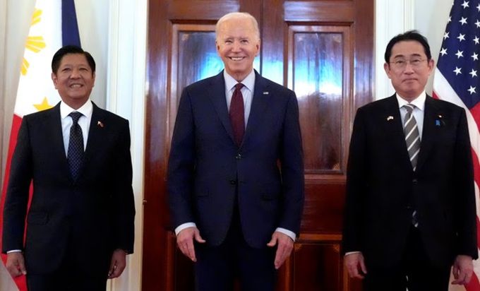 2024년 4월 미국 백악관에서 페르디난드 마르코스 주니어 필리핀 대통령(왼쪽부터), 조 바이든 미국 대통령, 기시다 후미오 당시 일본 총리가 3국 정상회의에 앞서 기념촬영을 하고 있다. 세 나라가 정상회의를 가진 것은 이것이 처음이다. AP연합뉴스
