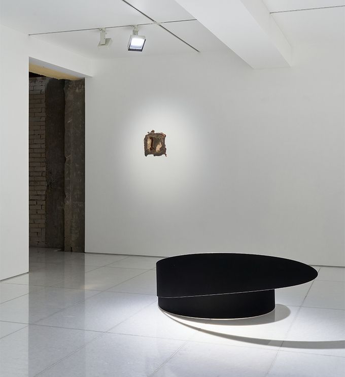 벽면에 걸린 청동거울 ‘보는 것이 믿는 것이다’(2024)와 바닥면에 놓인 ‘정원의 단면 ― 2S.MB1’(2024). 김병호 개인전 ‘탐닉의 정원’ 전시 전경.