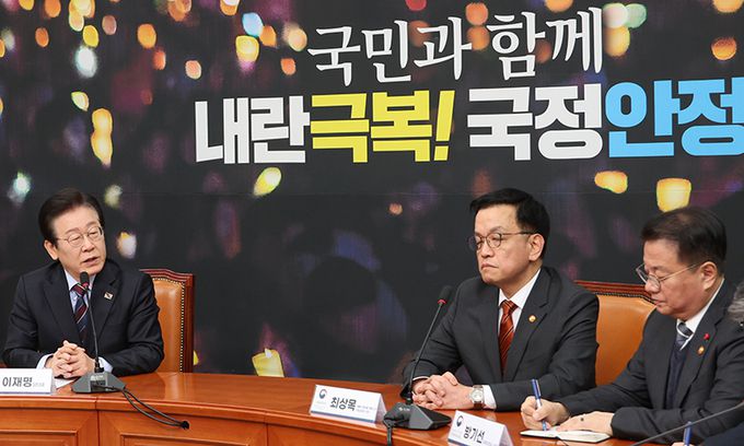 더불어민주당 이재명 대표가 13일 서울 여의도 국회에서 더최상목 대통령 권한대행 부총리 겸 기획재정부 장관과 면담하고 있다. 연합뉴스