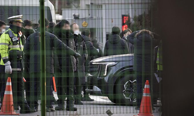 고위공직자범죄수사처(공수처)가 지난 3일 윤석열 대통령 체포영장 집행을 시도한 가운데 서울 용산구 관저 앞에 경호처 직원들이 경계 근무를 서고 있다. 뉴시스