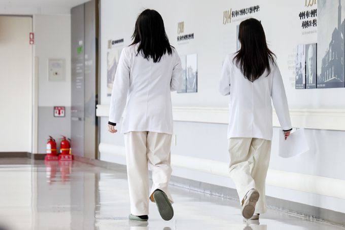 14일 한 대학병원에서 의료진이 오가고 있다. 뉴스1