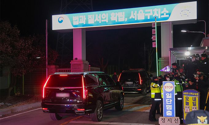 내란 우두머리 혐의로 체포된 윤석열 대통령이 15일 고위공직자범죄수사처(공수처)의 수사를 마친 후 경기도 의왕시 서울구치소에 도착하고 있다. 공동취재사진