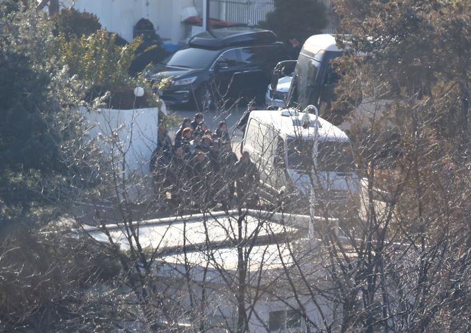 윤석열 대통령이 탄 차량 행렬이 15일 서울 용산구 한남동 대통령 관저에서 과천 공수처로 향하고 있다. 차량 옆으로 국민의힘 의원 등이 보이고 있다.    연합뉴스