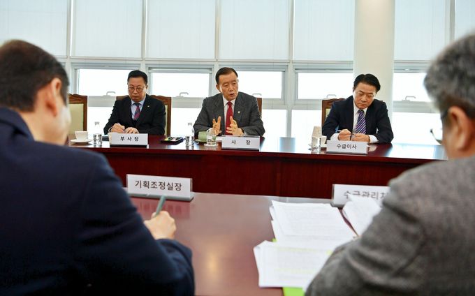 명절 연휴 비상 대응 체계를 당부하는 홍문표 사장. aT 제공