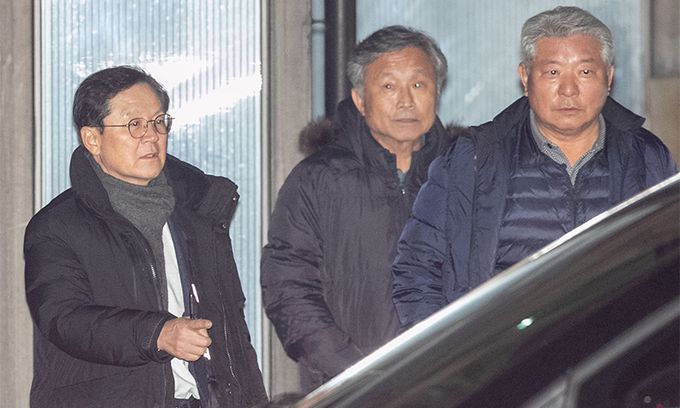 내란 우두머리 혐의로 고위공직자범죄수사처에 체포된 윤석열 대통령이 15일 경기 과천시 공수처에서 조사를 마치고 서울구치소로 떠난 뒤 윤 대통령 변호인단 김홍일 전 방송통신위원장(오른쪽)과 윤갑근 변호사(왼쪽)가 차량으로 향하고 있다. 공동취재사진