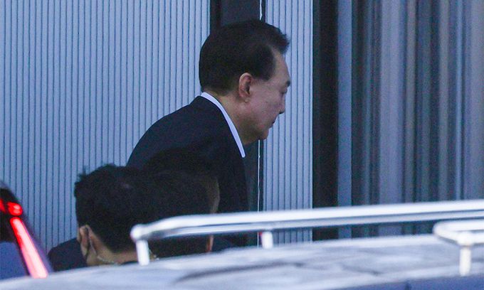 내란 우두머리와 직권남용 권리행사 방해 혐의를 받는 윤석열 대통령이 15일 경기 과천시 정부과천청사 내 고위공직자범죄수사처에 출석하고 있다. 연합뉴스