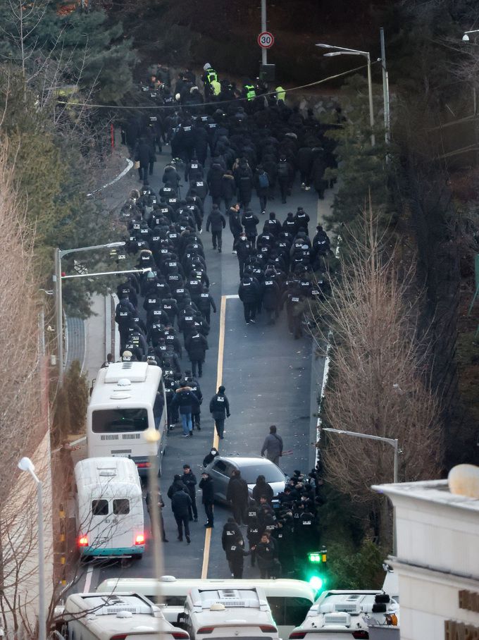 고위공직자범죄수사처와 경찰로 구성된 공조수사본부가 윤석열 대통령에 대한 2차 체포영장 집행에 돌입한 15일 오전 공수처 수사관들과 경찰 인력이 서울 용산구 한남동 대통령 관저 정문을 통과해 이동하고 있다.   뉴스1